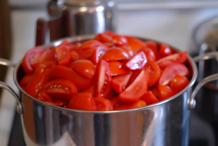Canning fresh tomatoes